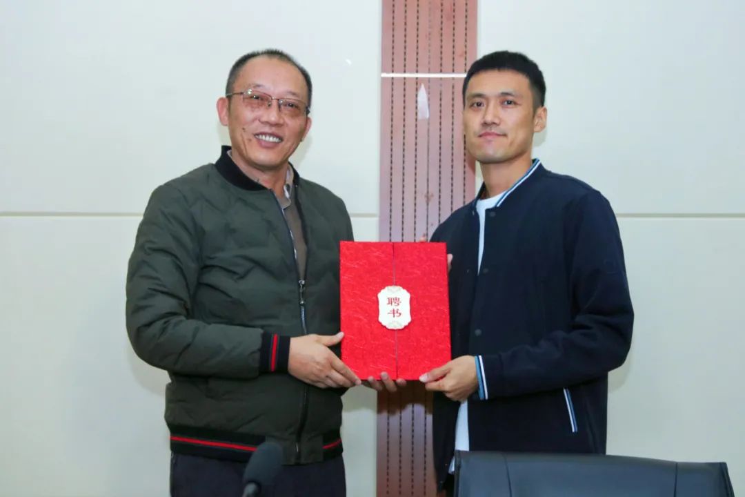 颁发聘书.jpg